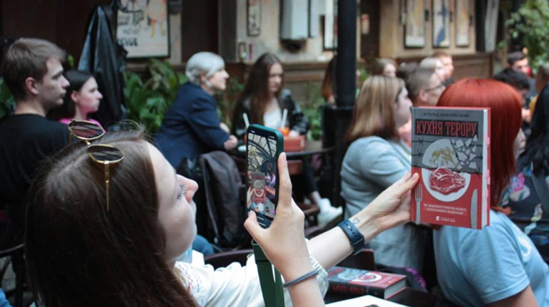 Недосвідчені працівники, блекаути і російські атаки: боротьба української книжки за друк