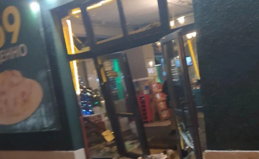 В Киеве подрались посетители и работники ресторана, в заведение влетело авто