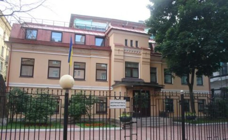 Україна і Росія оголосили нон ґрата співробітників генконсульств Львова і Петербурга