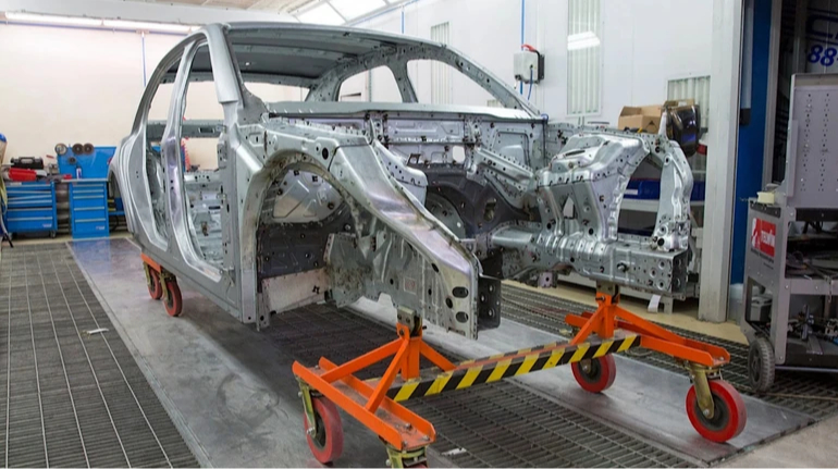 Crisi dell'industria automobilistica russa: produzione ai minimi storici e prospettive incerte per il futuro