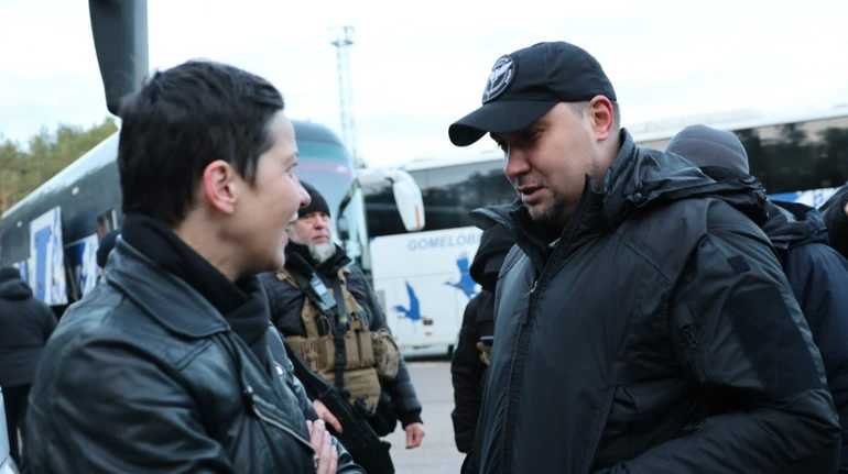 Колеснікову, Бабарика та інших звільнених білоруських політв'язнів передали Україні