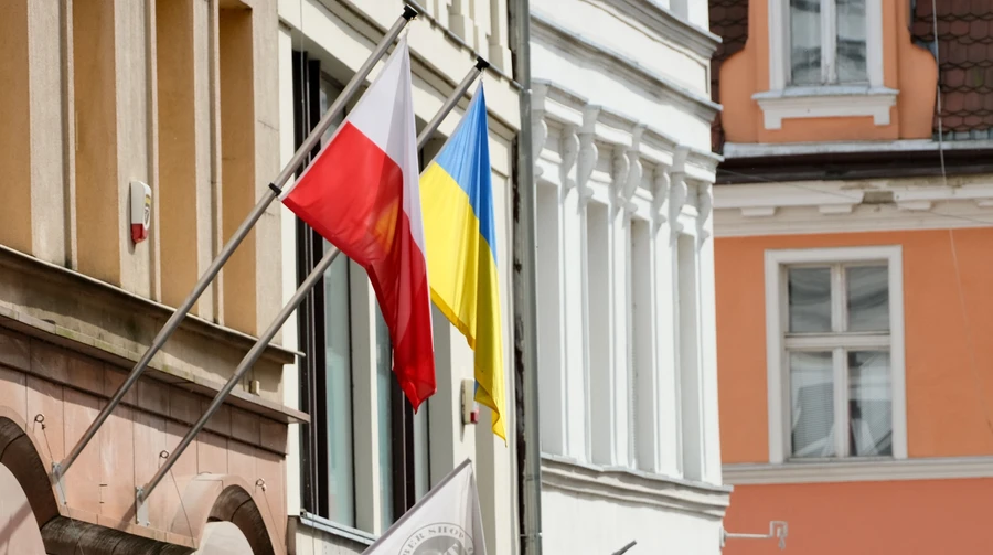 Думав, що то українець: у Польщі невідомий розбив носа і щелепу поляку