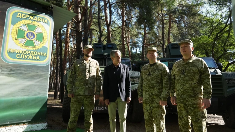 Блінкен зустрівся з українськими прикордонниками і сів за кермо броньовика