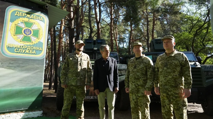 Blinken visits positions of Ukrainian border guards, is shown downed Russian drones