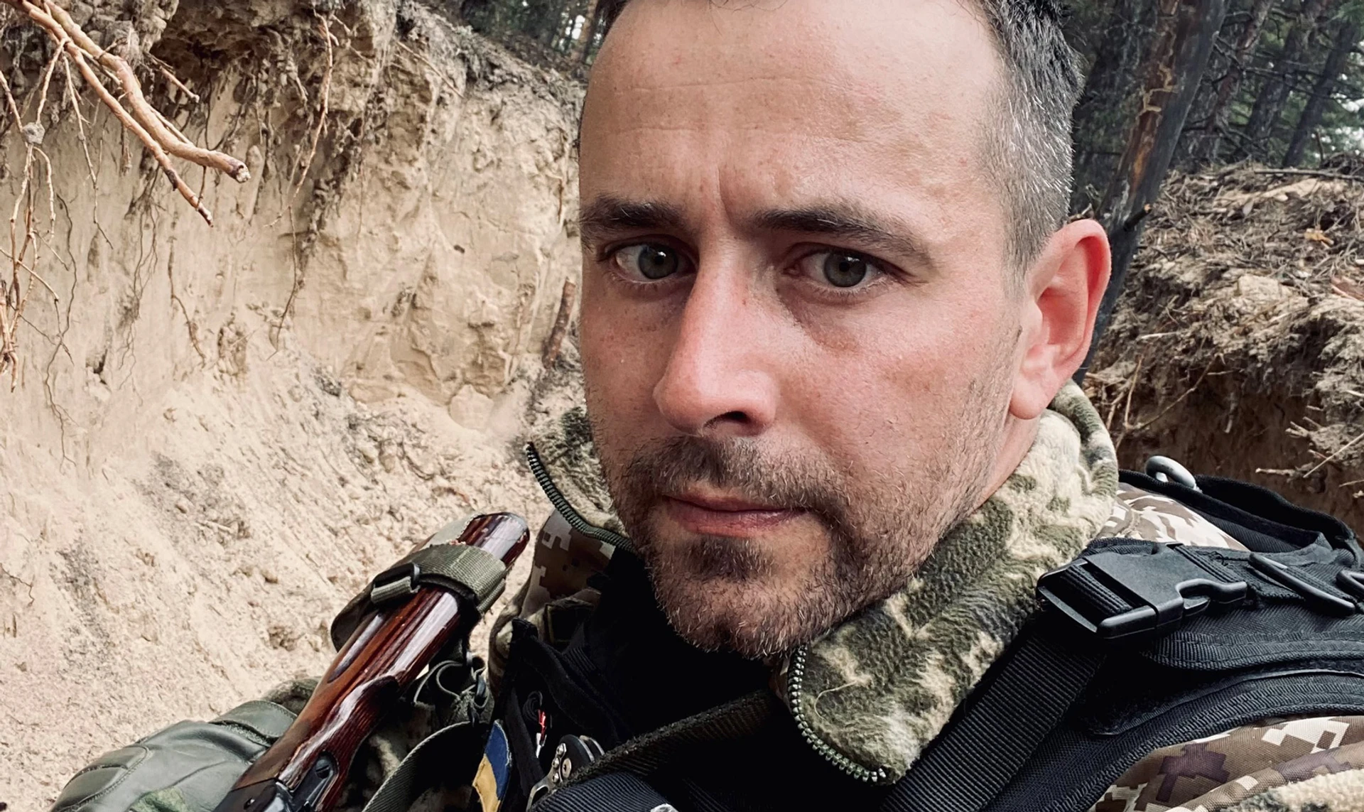 Здесь убей − о выживании. О животном. О свирепом, об обнаженном. Армейские истории писателя, солдата и конченого эстета Артема Чеха