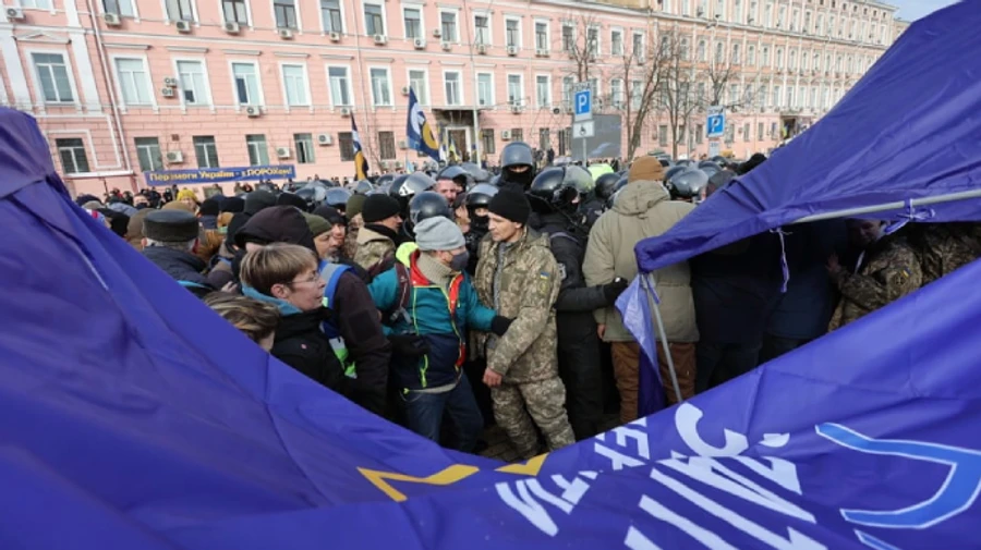Возле Печерского суда пострадал один полицейский и один митингующий – полиция