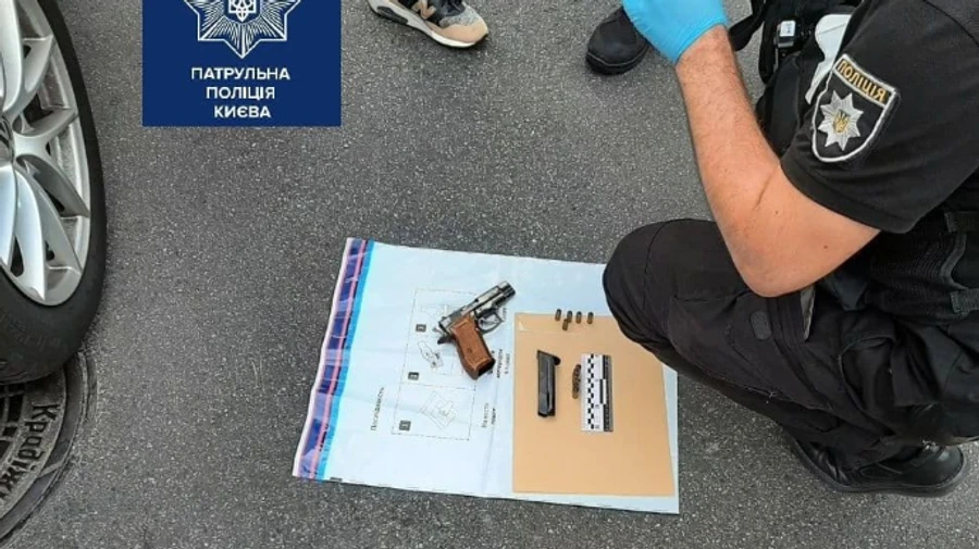 Хотів проїхати в перекриту зону: водій розмахував зброєю перед патрульними