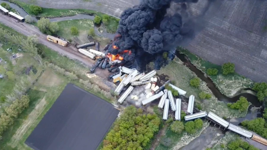 Поезд с химикатами сошел с рельсов и загорелся в США