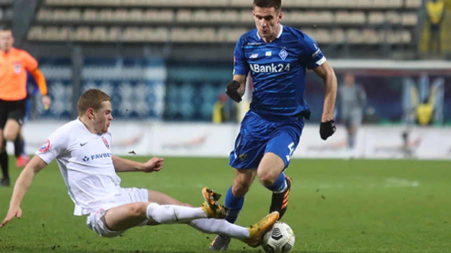 Динамо долає Зорю, Шахтар громить Десну