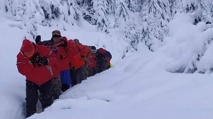 Заблудившегося в Карпатах туриста доставили в больницу