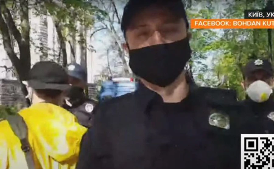 Щодо патрульного, який шарпав журналіста hromadske, почали службове розслідування