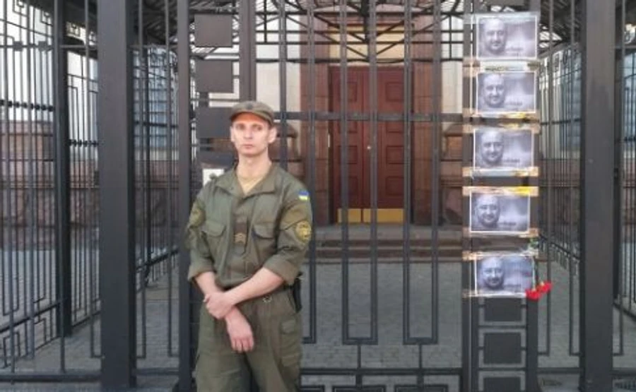 Посольство Росії завішали портретами вбитого Бабченка