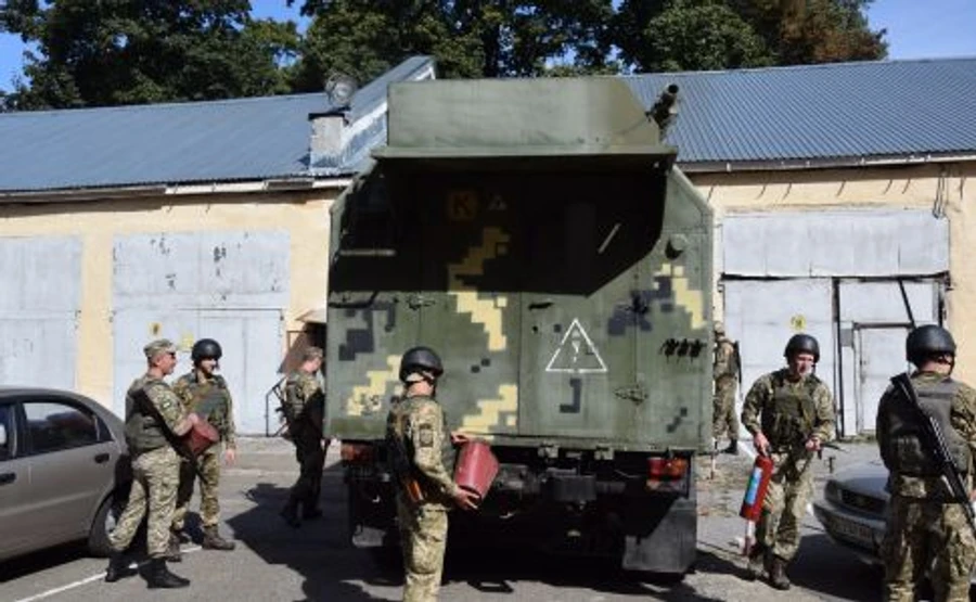 Військові стратегічні об'єкти взяли під посилену охорону