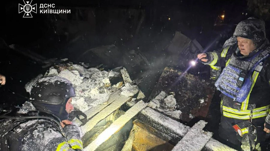 На Київщині після удару РФ рятувальники врятували з-під завалів родину з дитиною