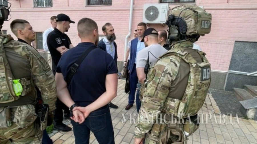 ДБР затримало Ємельянова на виході з Печерського суду, який випустив його з-під варти