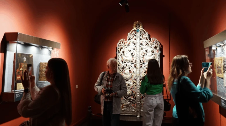 Гарна виставка в стінах неприродного кольору. У Лаврі відкрилася оповита скандалом виставка про Мазепу