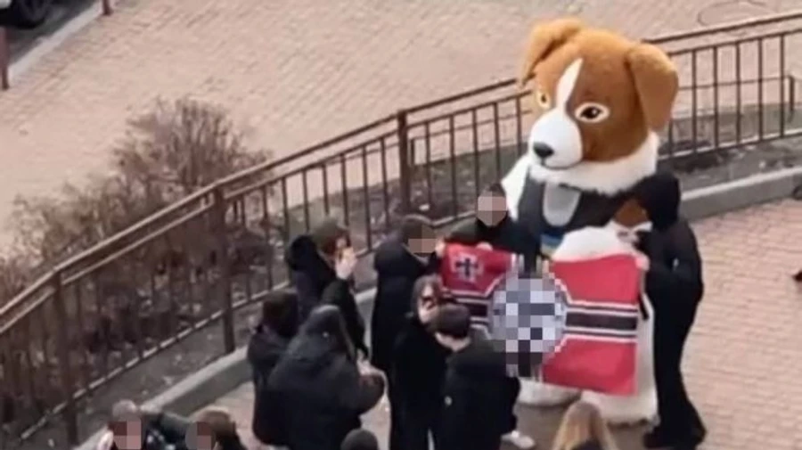 У Києві підлітки танцювали з прапором Вермахту у руках, прокуратура розслідує