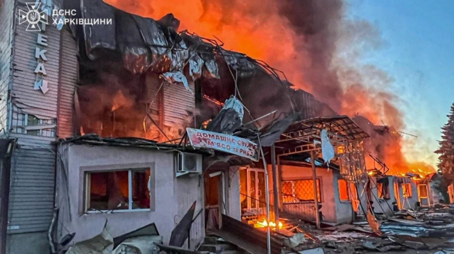 Из-за российской атаки на Харьковщине начался масштабный пожар
