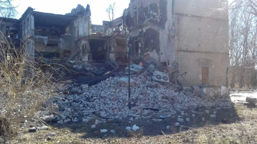 Окупанти вдарили ракетами по школі в Авдіївці: загинула жінка