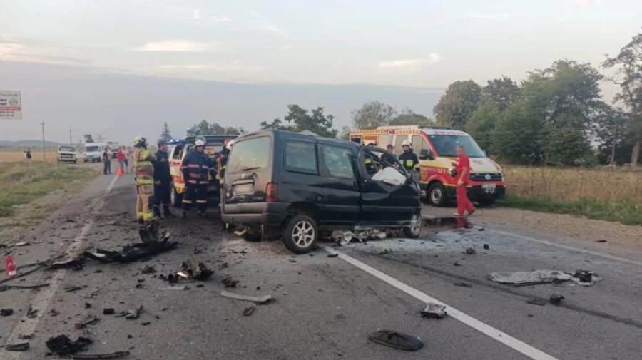 Фургон виїхав на зустрічну і врізався в автобус: 15 травмованих і загиблий