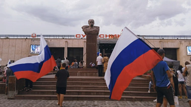 Снайперы на крыше, раненый мэр и российские триколоры. Как в оккупированном Энергодаре прошел День РФ