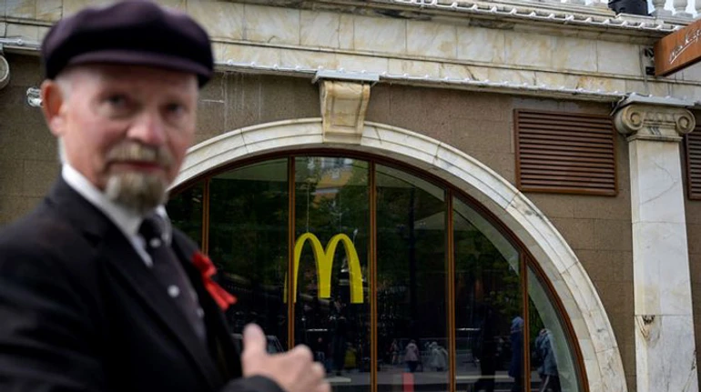 Першим прийшов, першим пішов? Які міжнародні гіганти продовжують фінансувати Росію