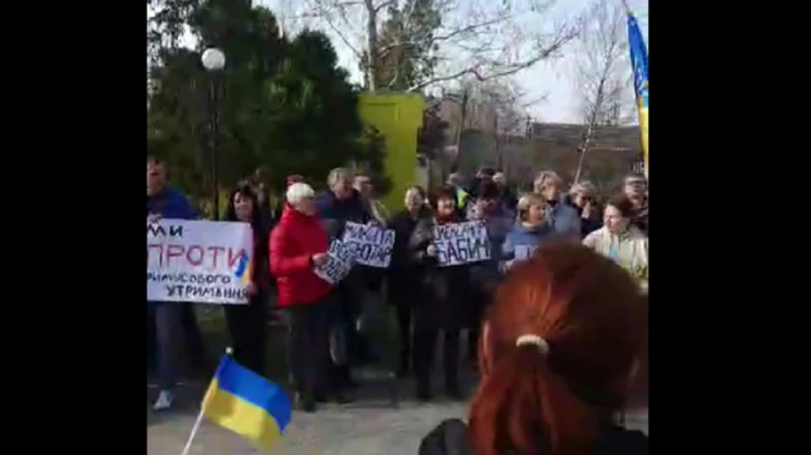 Residents of Hola Prystan hold rally, demanding occupiers return mayor
