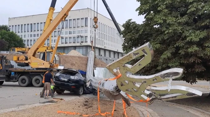 ЗМІ: Флагшток, що впав у Херсоні, розчавив Lexus чиновника