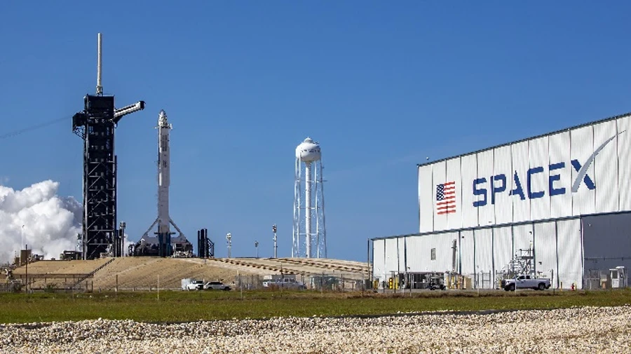 Космический корабль SpaceX установили на стартовой площадке космодрома NASA