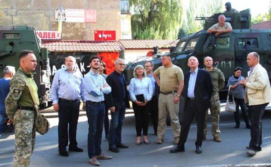 Французькі сенатори відвідали Авдіївку й КПВВ Майорське