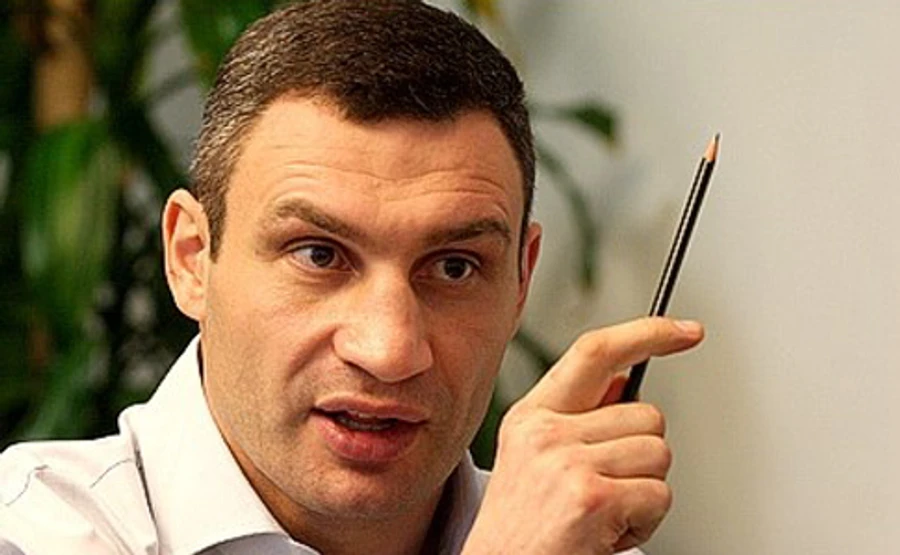 Кличко заступився за комунальників і наказав очистити Київ від снігу до ранку вівторка