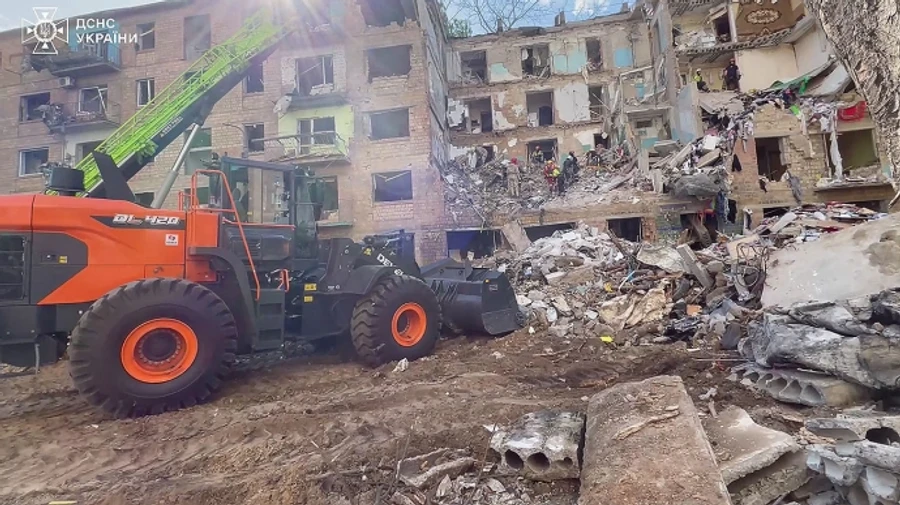 Search and rescue operations completed in Kyiv: nine people killed in Russian attack – video