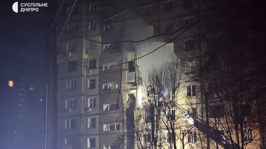 Через ворожу атаку у Дніпрі – руйнування багатоповерхівки