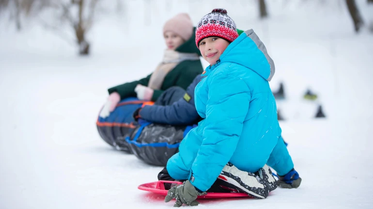 У Львові чоловік напав на 11-річного школяра на крижаній гірці: у справу втрутилася поліція