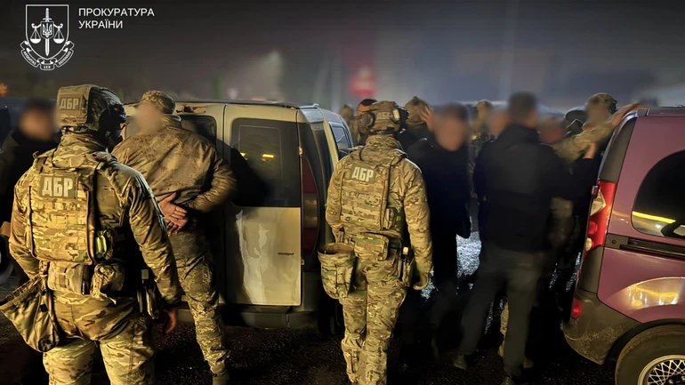 Катування, викрадення людей та хабарництво: за підозрою зтримали п’ятьох посадовців ТЦК