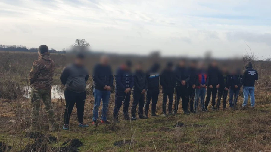 12 чоловіків намагались незаконно перейти кордон з Угорщиною