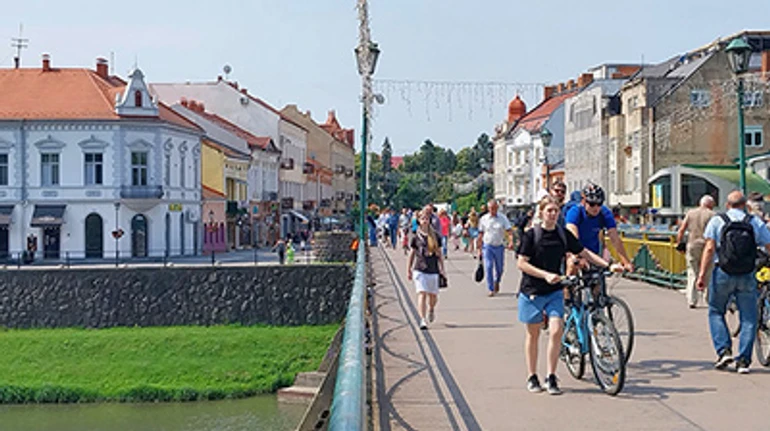 Залягти на дно в Ужгороді. Чим живе місто, де немає ракетних атак та комендантської години
