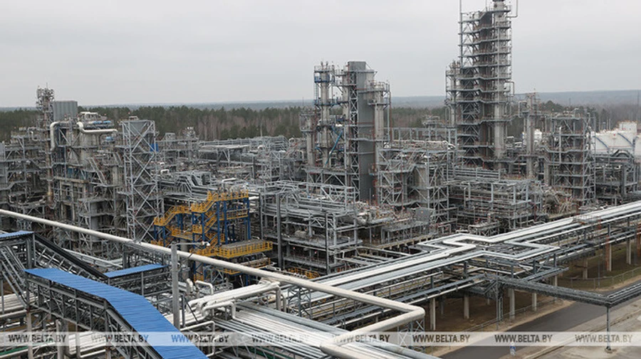 В Білорусі вночі на Мозирському НПЗ сталася пожежа