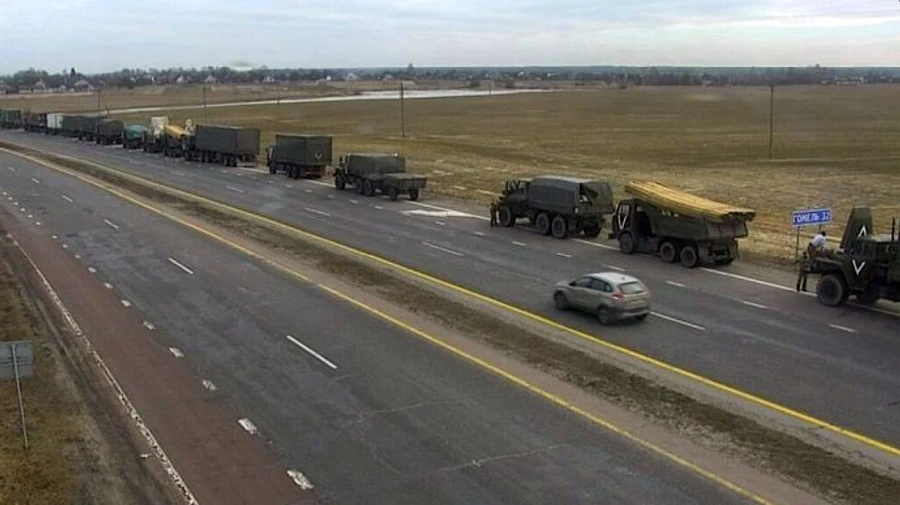 Колонны военной техники продолжают движение по Беларуси, засветились и чеченцы