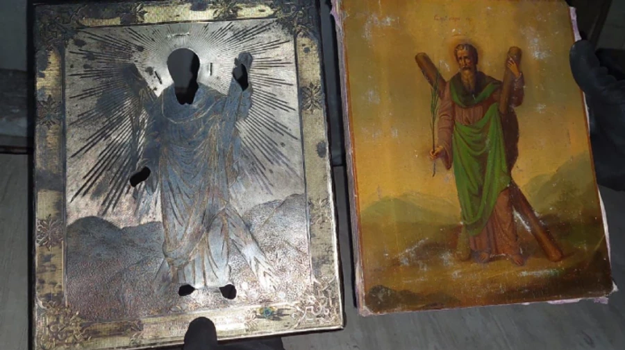 Мужчина ехал в Россию с приклеенной на спине иконой – пограничники