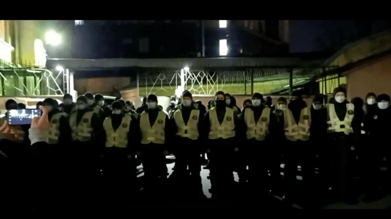 Силовики подрались с протестующими возле отделения, где держали участника акции под ОП