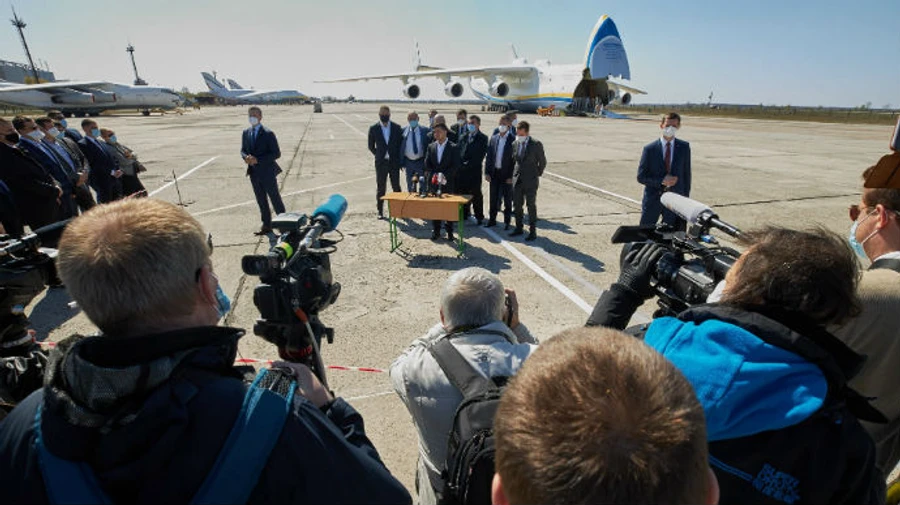 В ОП кажуть, що Епіцентр сам оплатив літак з Китаю, а президент його зустрів, бо гордість