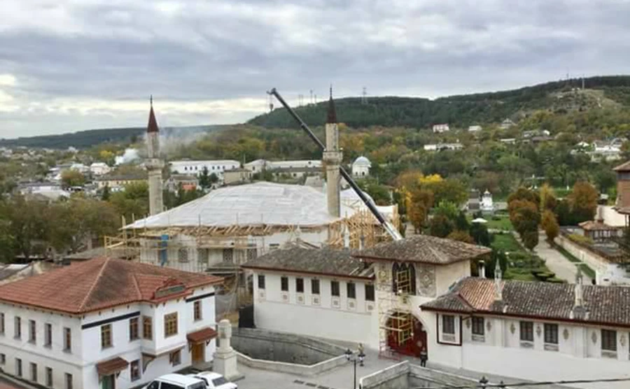 У соцмережах триває кампанія протесту руйнуванню Ханського палацу