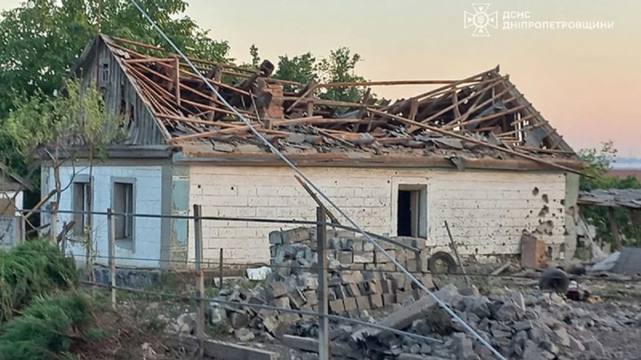 Росіяни вдарили КАБом по Дніпропетровщині: поранені рятувальник і його дружина 