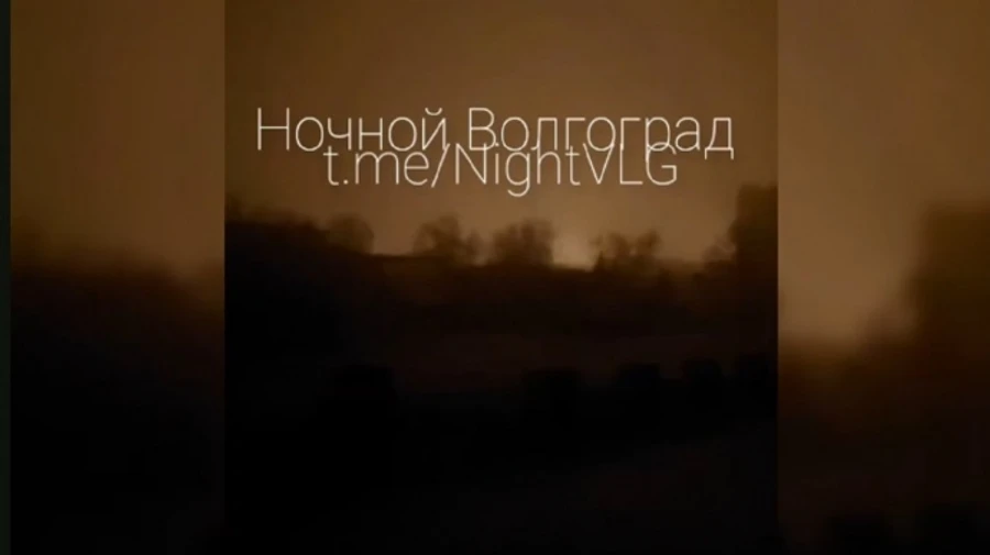 В российском Волгограде беспилотники атаковали НПЗ, возник пожар