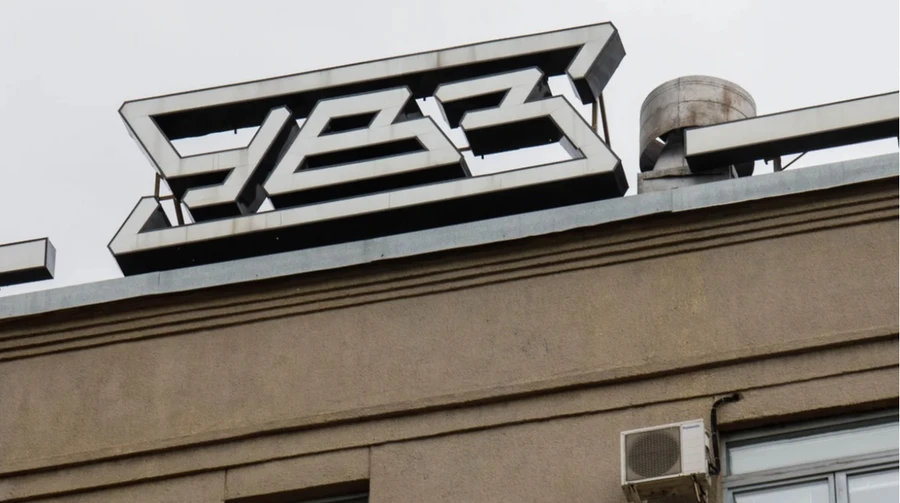 Russia's largest tank manufacturer cuts working hours for part of its staff