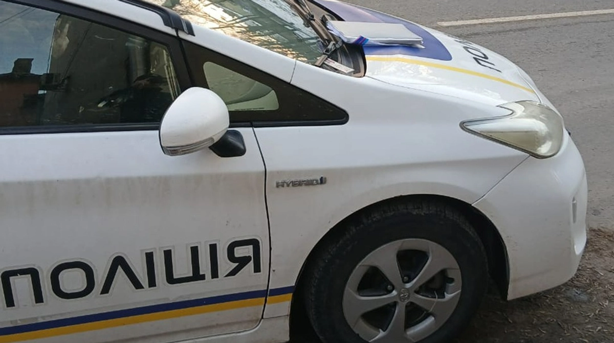 На Буковині невідомий кинув вибухівку в поліцейське авто, двоє поліціянтів поранені Kép