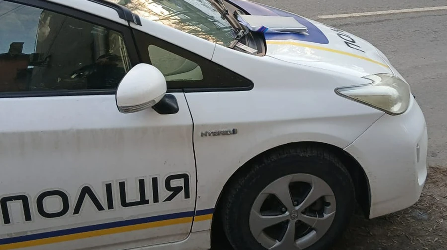 На Буковині невідомий кинув вибухівку в поліцейське авто, двоє поліціянтів поранені