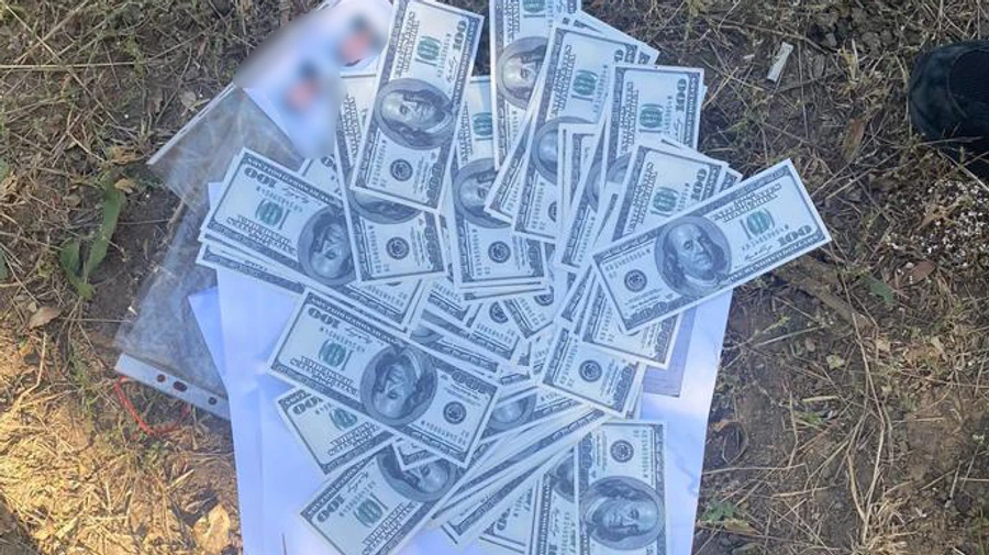 Прикордонника арештували за вимагання $10 тисяч: обіцяв безперешкодний виїзд чоловіку