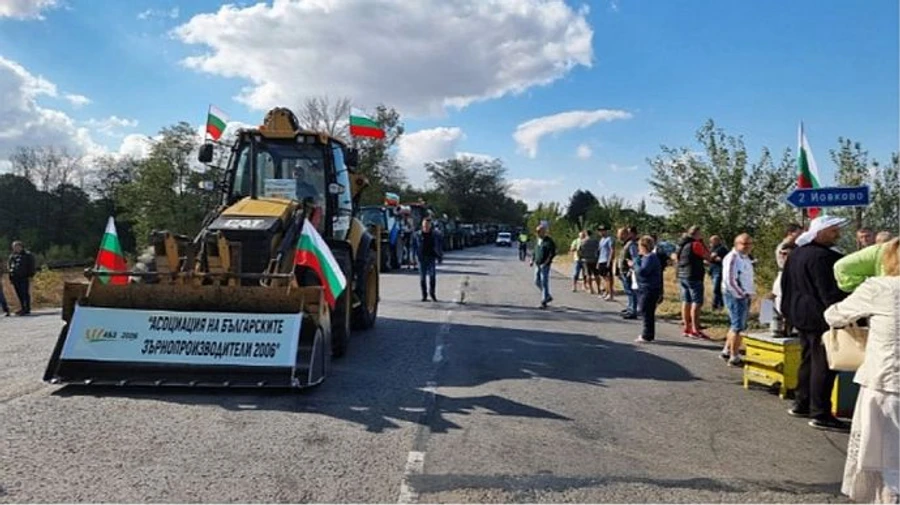 Farmers block roads across Bulgaria over agricultural imports from Ukraine